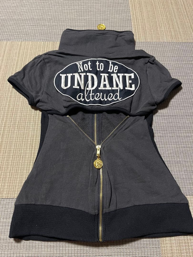 d.i.a. 背中あきダークグレー 半袖