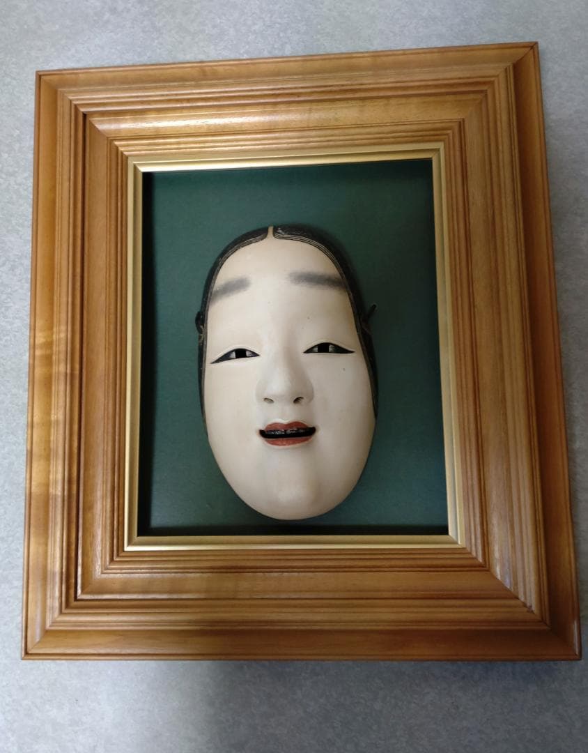 木製能面 手掘り　微笑みの表情