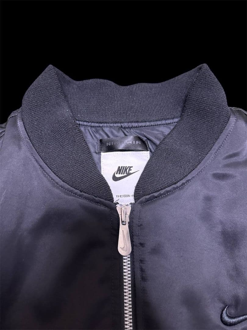 NIKE 背面ロゴ ボンバージャケット MA-1 メンズ 黒 短丈 ダウン