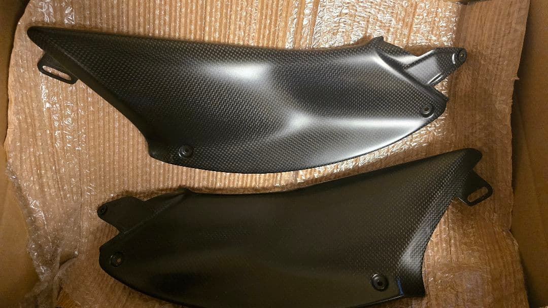 DUCATI Diavel用カーボンファイバー カウル　ドゥカティ　ディアベル