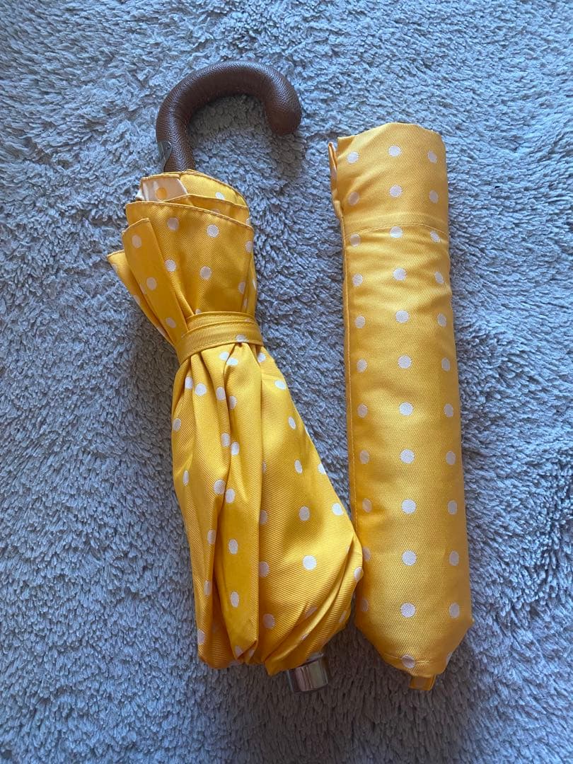 水玉模様の折りたたみ傘