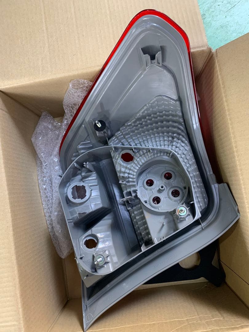 カローラアクシオ　新品右テールランプ　 トヨタ レンズ