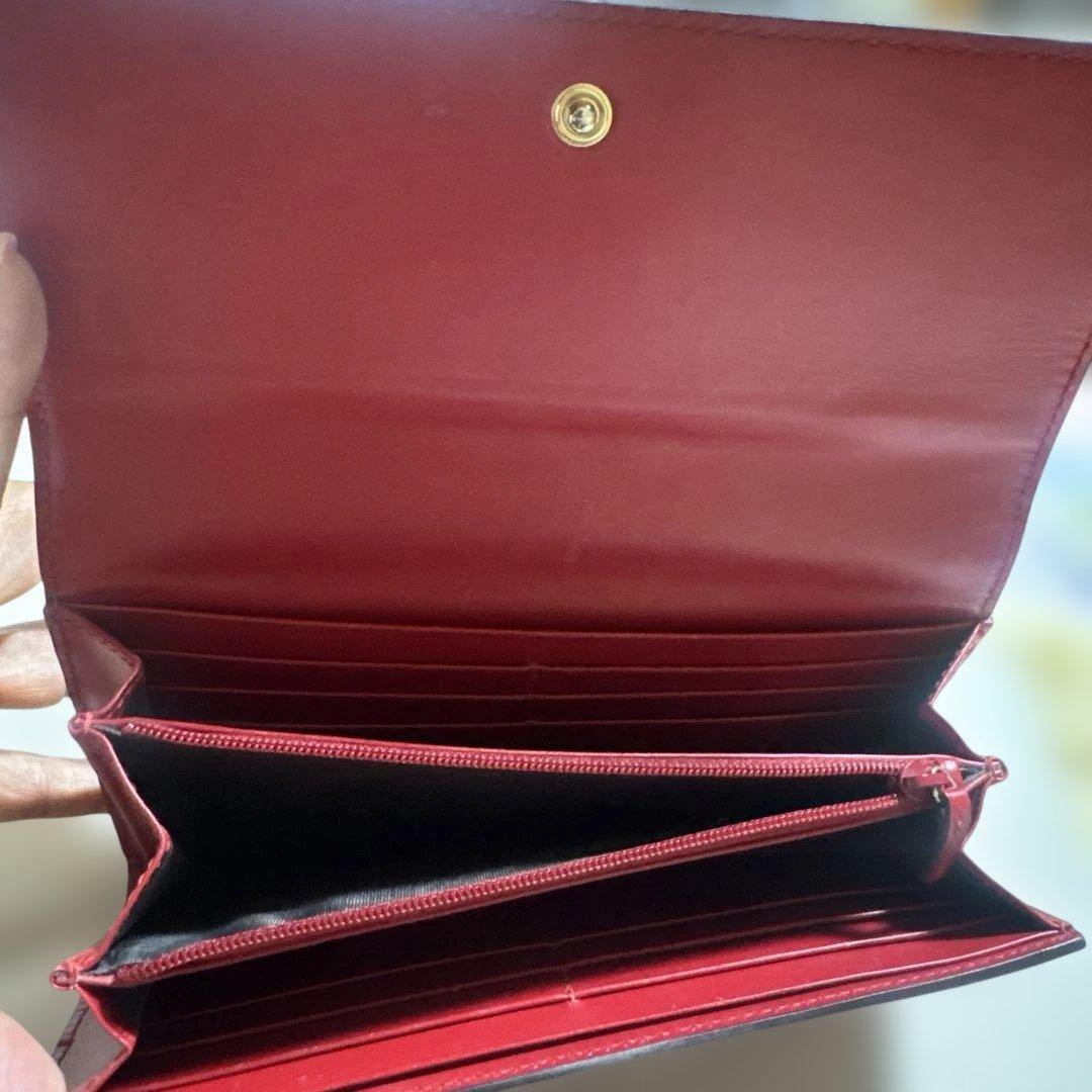 エンボスロゴデザインの赤いGUCCI長財布。