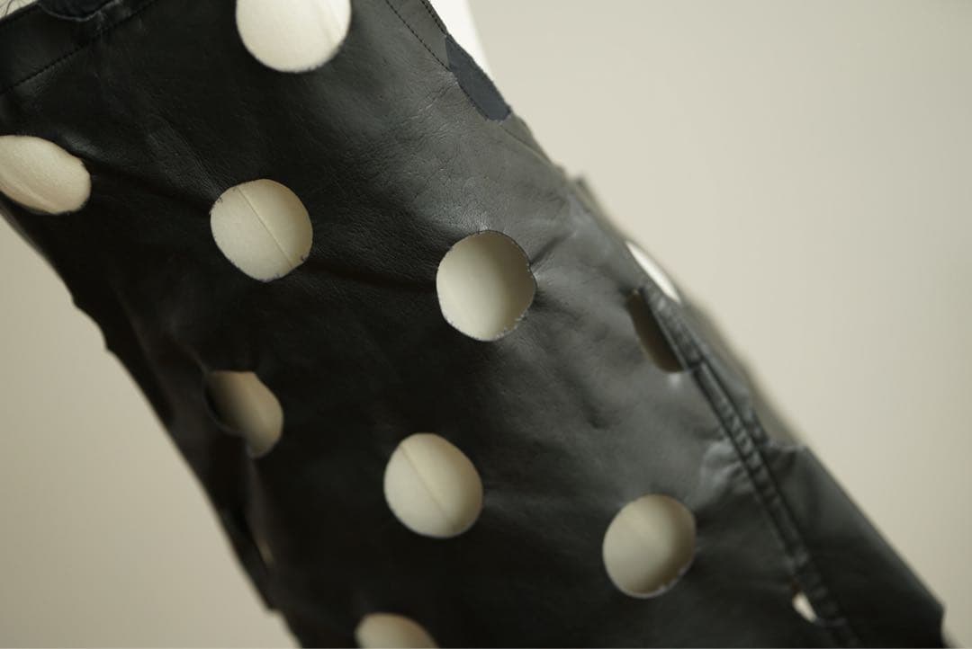 ブラック コムデギャルソン フェイクレザー パンチング エプロン ワンピース