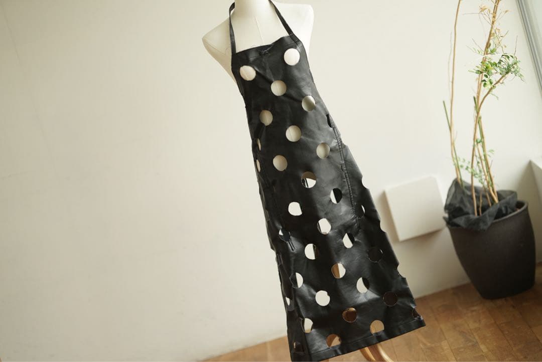 ブラック コムデギャルソン フェイクレザー パンチング エプロン ワンピース