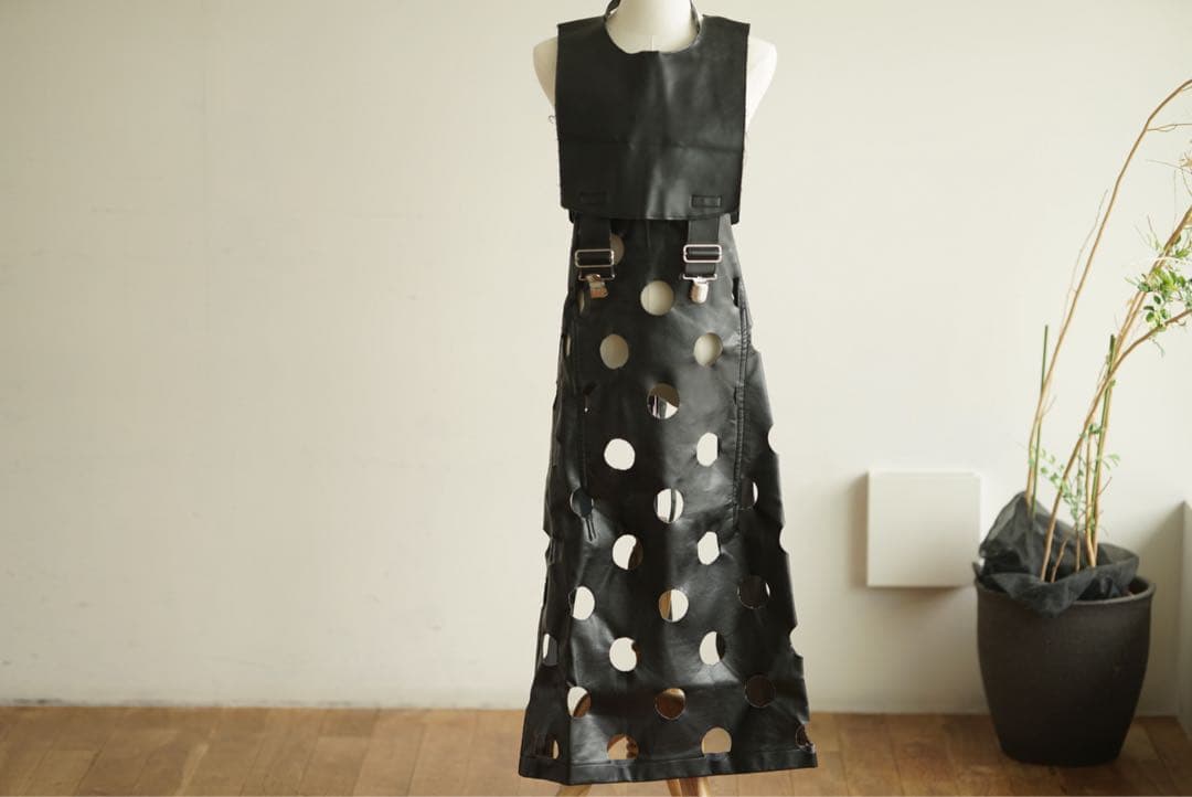 ブラック コムデギャルソン フェイクレザー パンチング エプロン ワンピース
