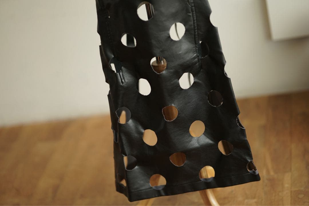 ブラック コムデギャルソン フェイクレザー パンチング エプロン ワンピース