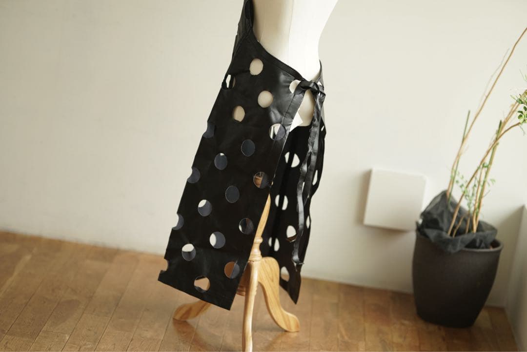 ブラック コムデギャルソン フェイクレザー パンチング エプロン ワンピース