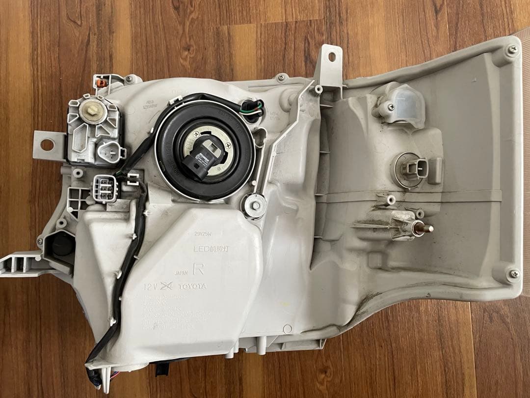 【送料込】　ハイエース4型ダークプライム　純正　LED ヘッドライト　左右セット