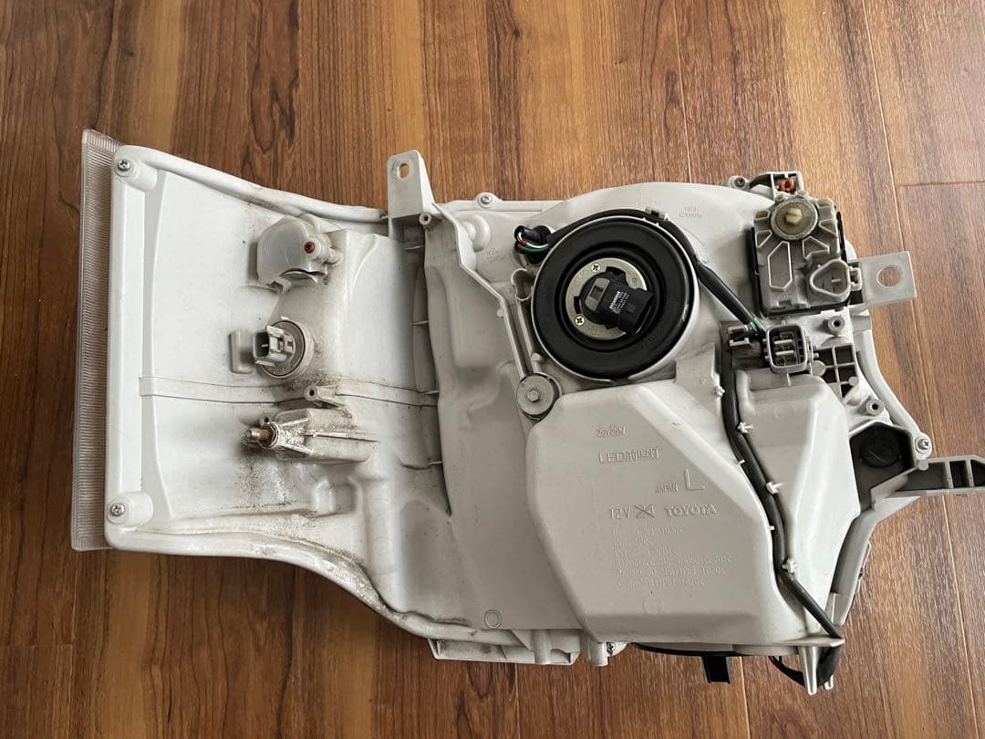 【送料込】　ハイエース4型ダークプライム　純正　LED ヘッドライト　左右セット