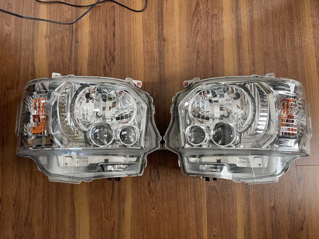 【送料込】　ハイエース4型ダークプライム　純正　LED ヘッドライト　左右セット