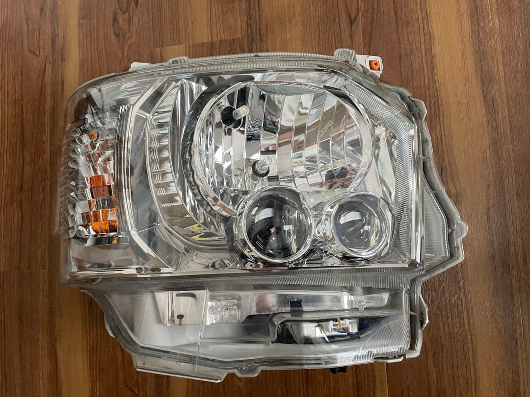 【送料込】　ハイエース4型ダークプライム　純正　LED ヘッドライト　左右セット