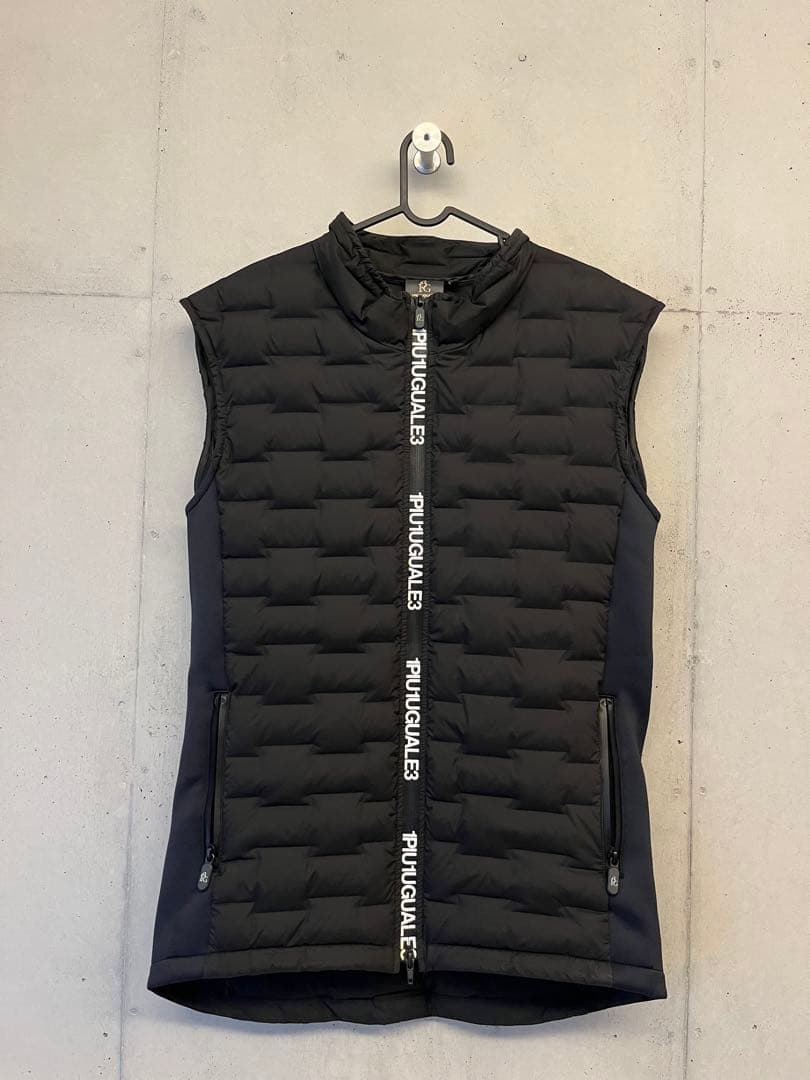 【3日間限定値下げ】1PIU1UGUALE3 ブラック ノースリーブ ベスト