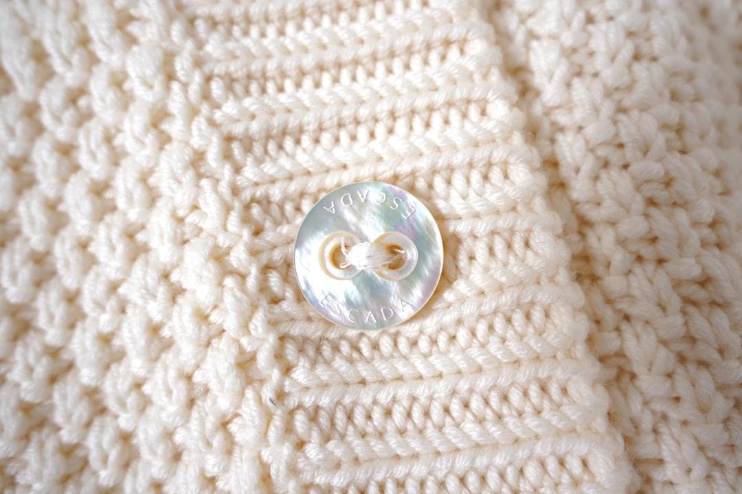 572t*美品 エスカーダ ウール ビックカラー ボウタイニット ポンチョ.