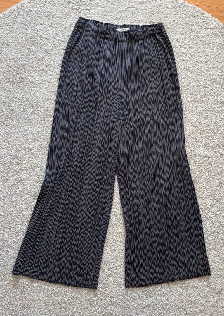 プリーツプリーズ　イッセイミヤケ　ポリエステル✖️綿　ストライプ　パンツ　ネイビー