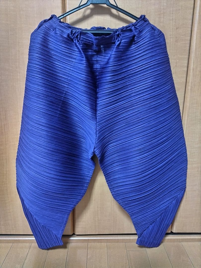 プリーツプリーズ　イッセイミヤケ　変形パンツ