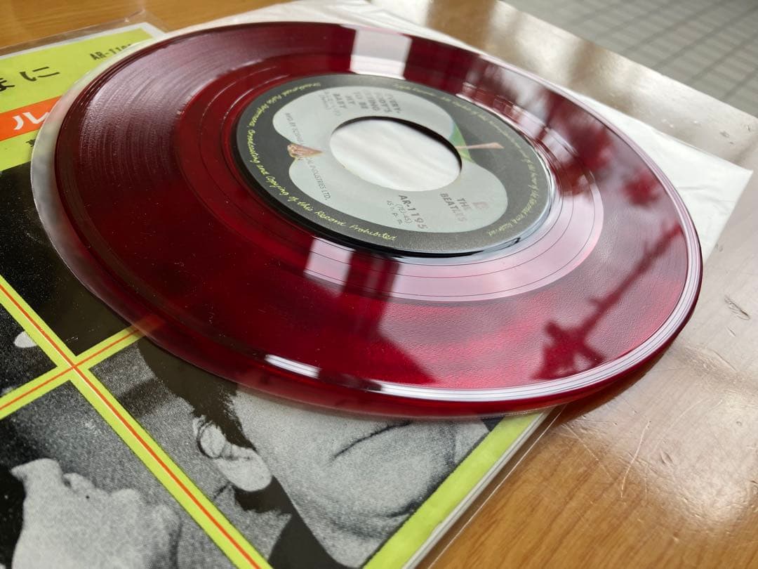 パーティは極上の赤盤　アップル　ビートルズ