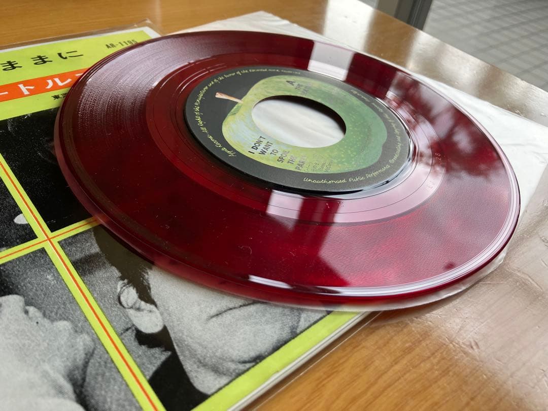 パーティは極上の赤盤　アップル　ビートルズ