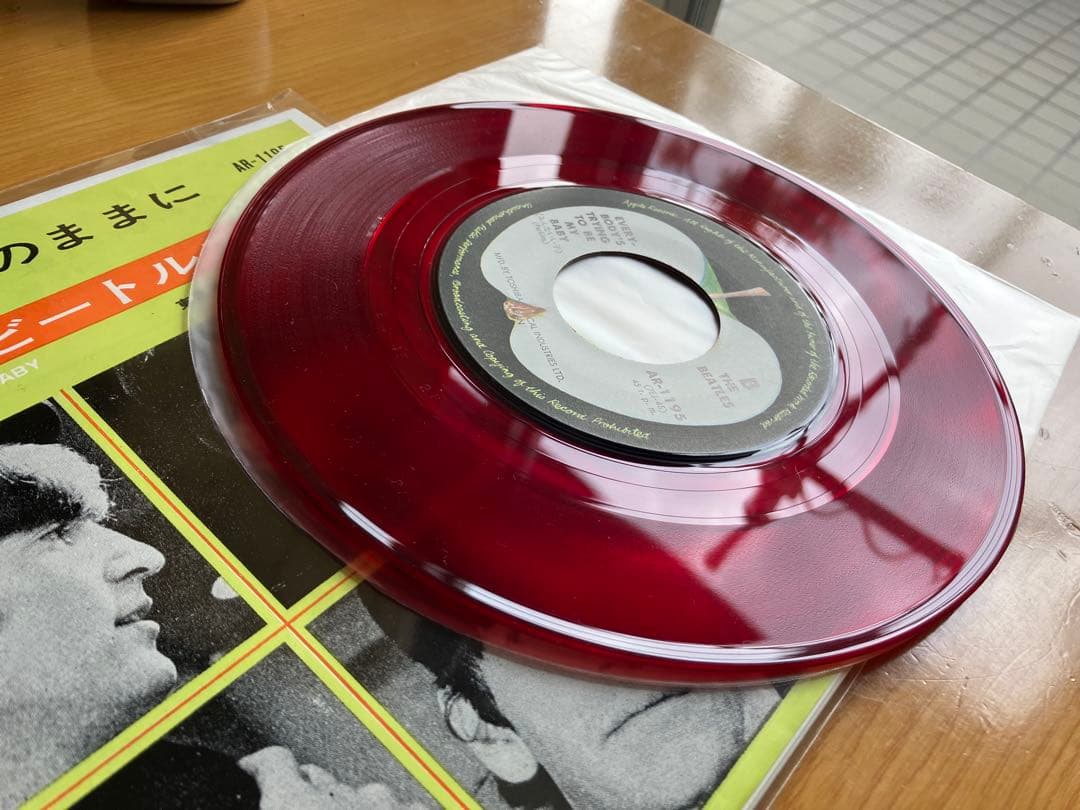 パーティは極上の赤盤　アップル　ビートルズ