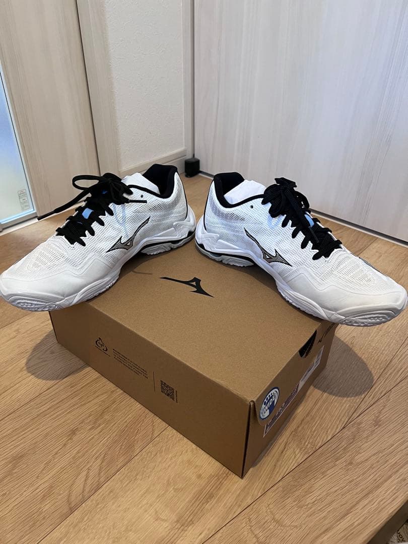 新作　ミズノ　バレーボールシューズ　ウェーブライトニング　25.5センチ