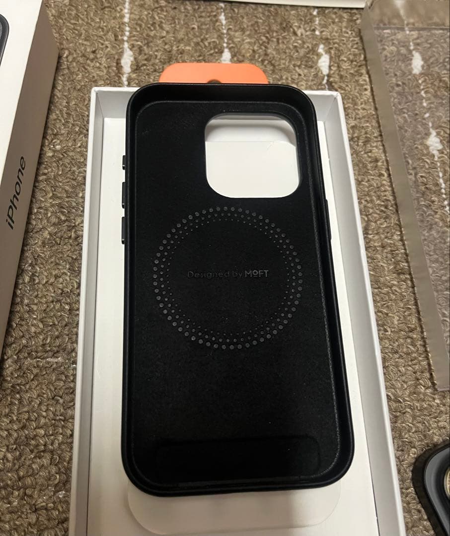 iPhone 15 Pro 128GB MOFT SNAP CASEケース付き。