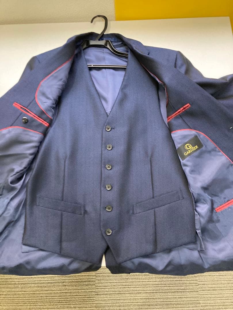 ガルニエ　ネイビースリーピーススーツ