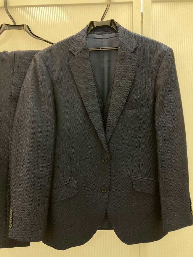 ガルニエ　ネイビースリーピーススーツ