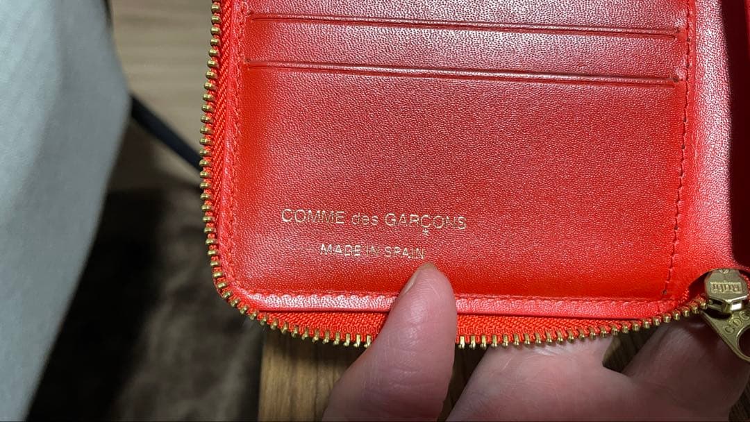 コムデギャルソンウォレット　ラウンドファスナー　二つ折り財布 赤　ほぼ新品