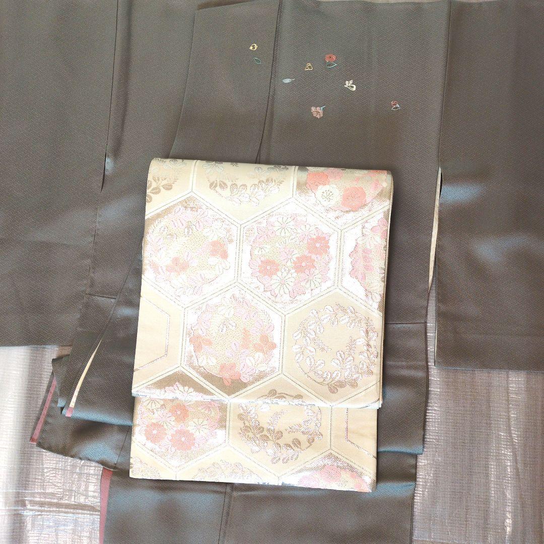 主役を引き立てる清楚な付下げ訪問着　色無地　2点セット　花刺繍　袋帯　正絹　灰色