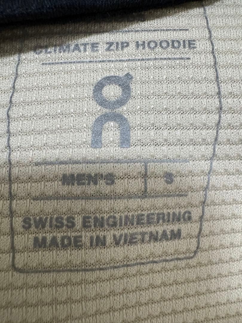 on ジップフーディー