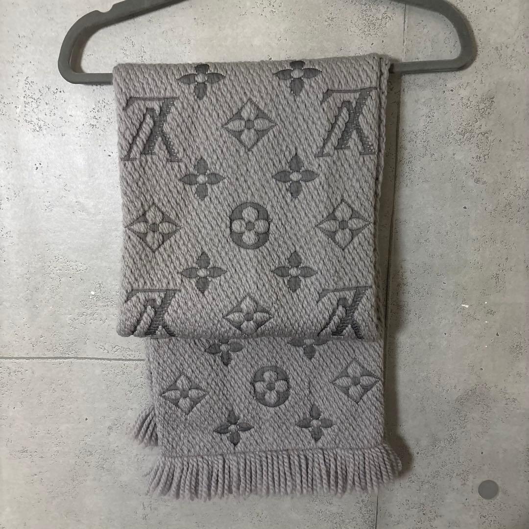 ［美品］ルイヴィトン　モノグラム エシャルプ・ロゴマニア マフラー　グレー