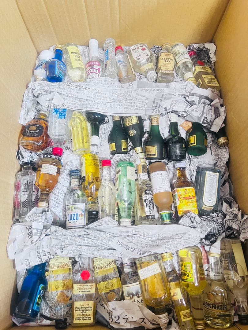 ー*う様 oo3古酒ミニボトルウイスキー、ブランデー、リキュールなど 約200本