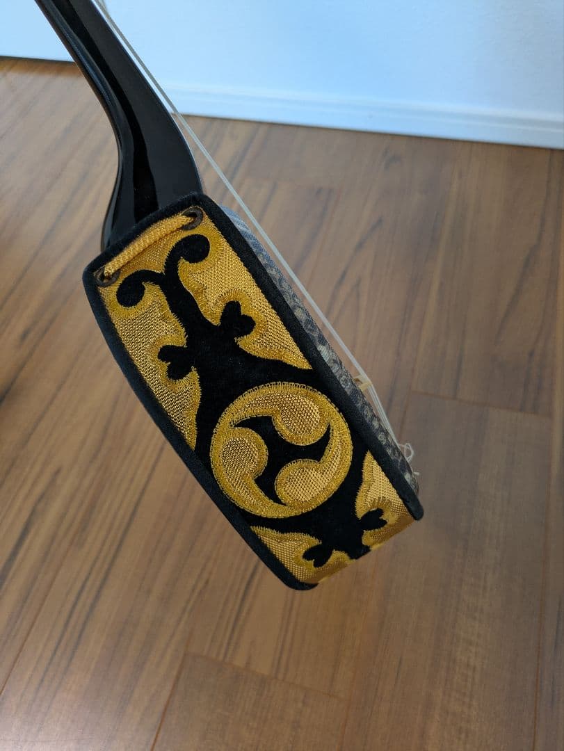 沖縄三線 蛇皮風 フルセット 譜面台兼スタンド 教本付 ケース・チューナー付