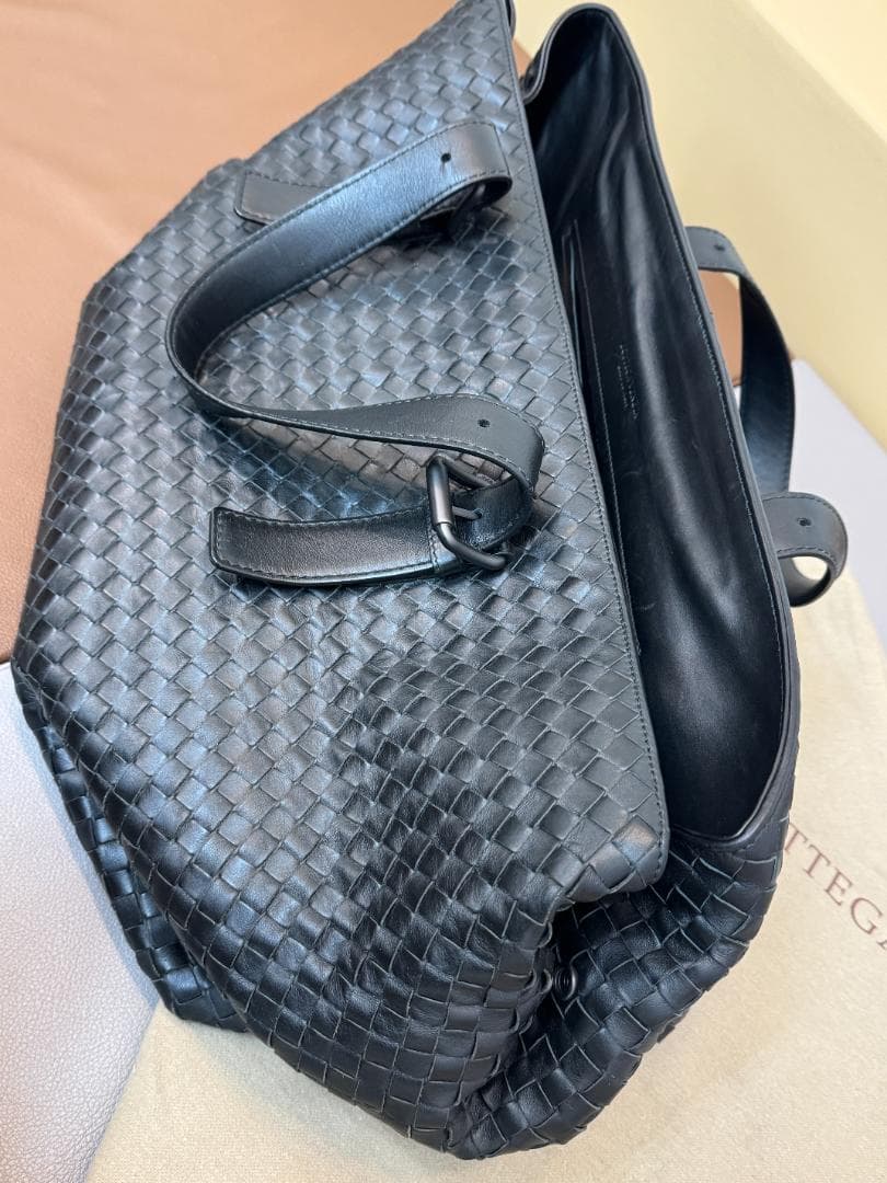 Bottega Veneta ブラックレザーボストンバッグ