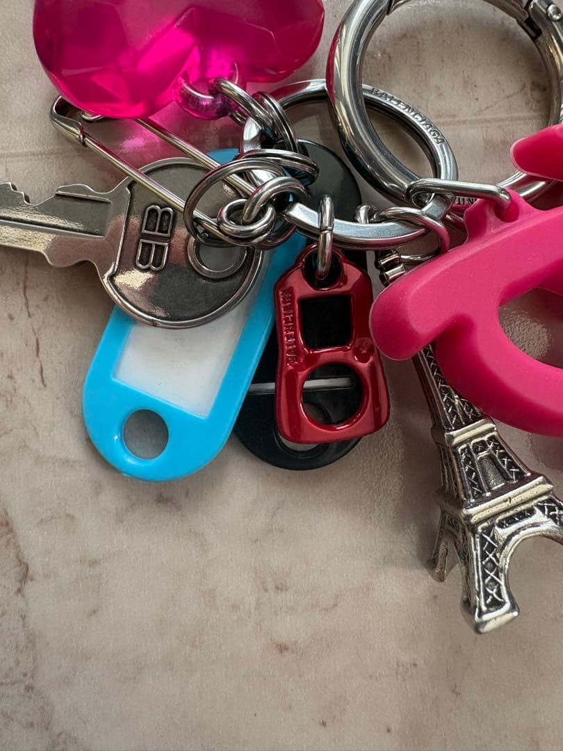 正規店購入 Balenciagaビッグ スーベニア キーホルダー チャーム