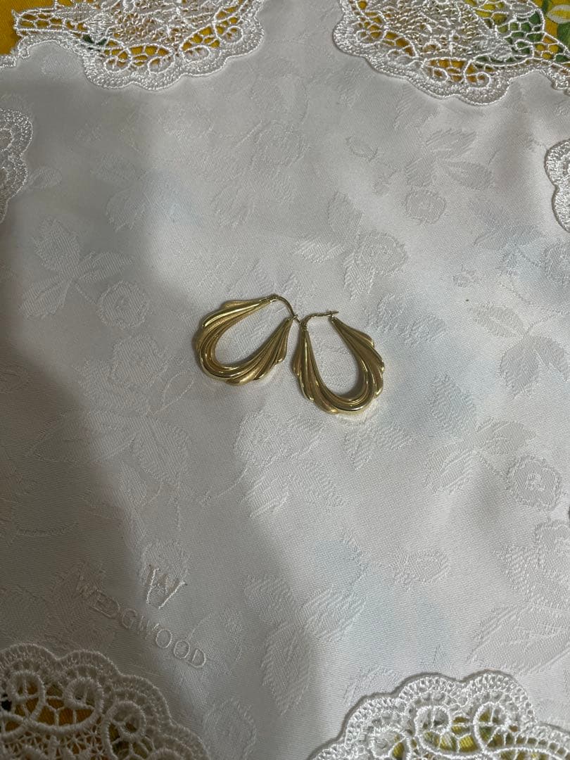 ウノアエレ　k18 750 ゴールド デザイン ピアス 大　フープ