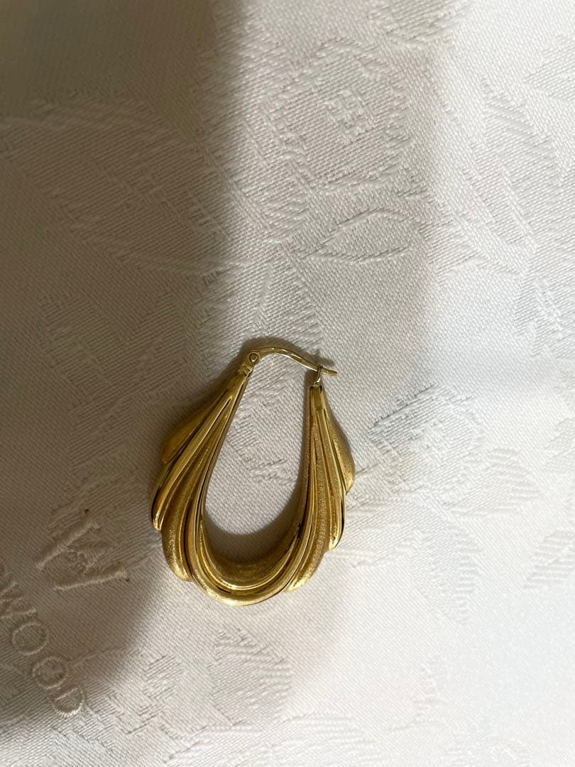 ウノアエレ　k18 750 ゴールド デザイン ピアス 大　フープ