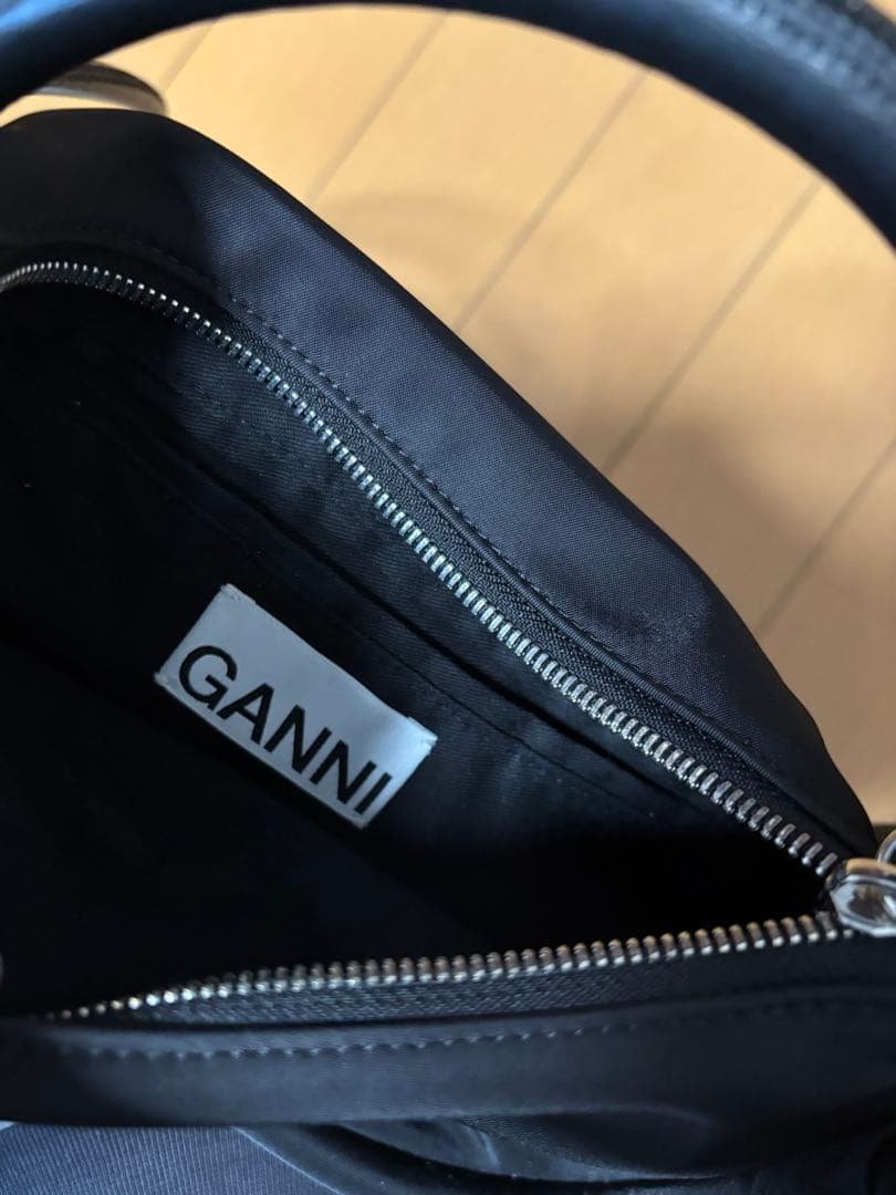GANNI ブラックナイロン ショルダーバッグ