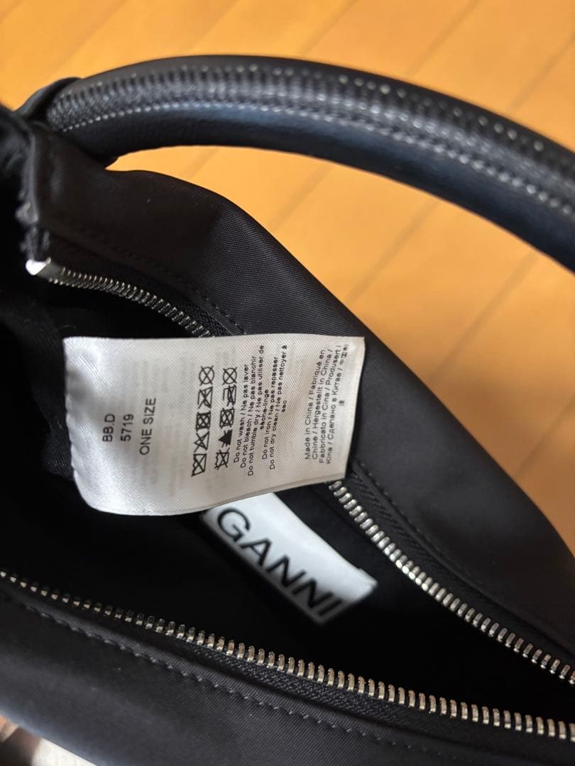 GANNI ブラックナイロン ショルダーバッグ