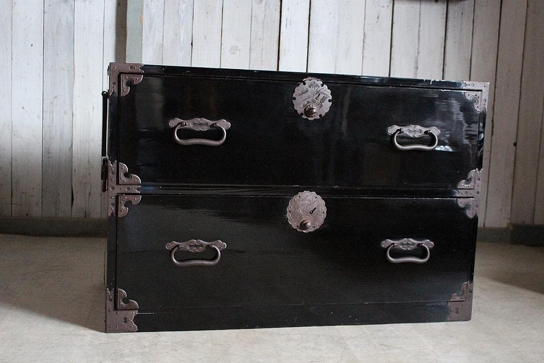 綺麗な丸金具庄内箪笥　2段 　 中桐製　タンス　収納　古家具　古民家　時代家具