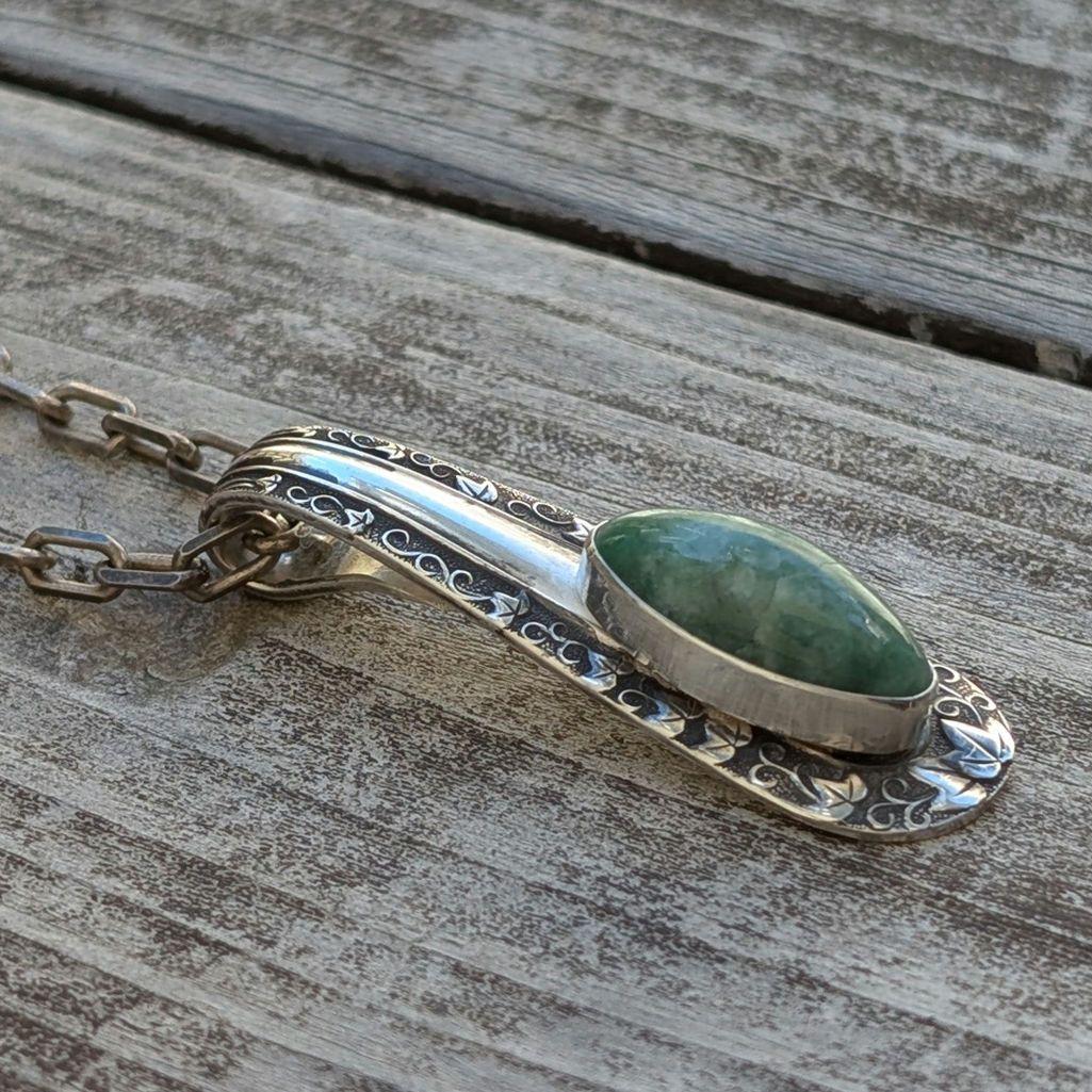 ハンドメイドの糸魚川翡翠トップ　ペンダントトップ