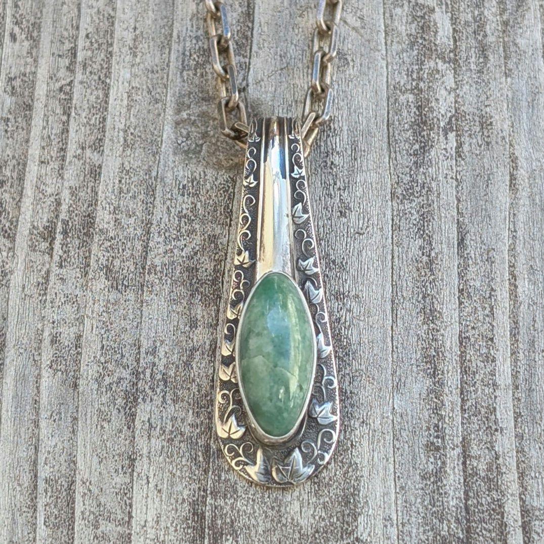 ハンドメイドの糸魚川翡翠トップ　ペンダントトップ