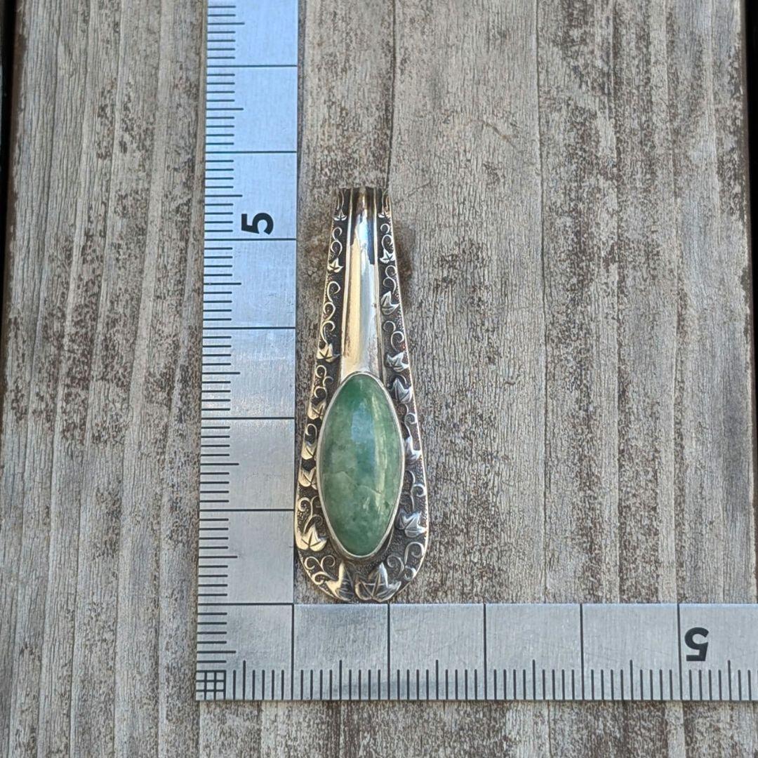 ハンドメイドの糸魚川翡翠トップ　ペンダントトップ