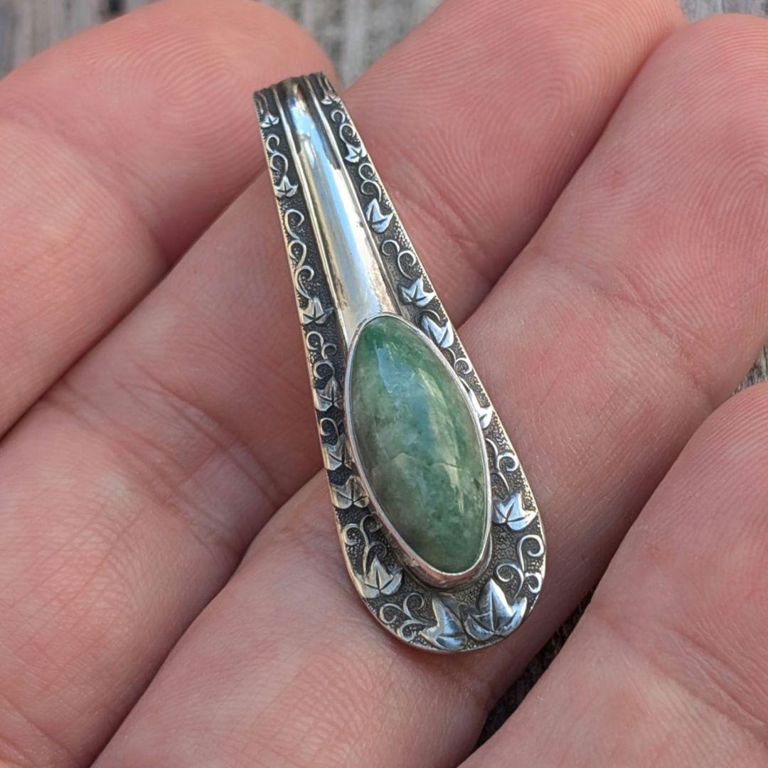 ハンドメイドの糸魚川翡翠トップ　ペンダントトップ