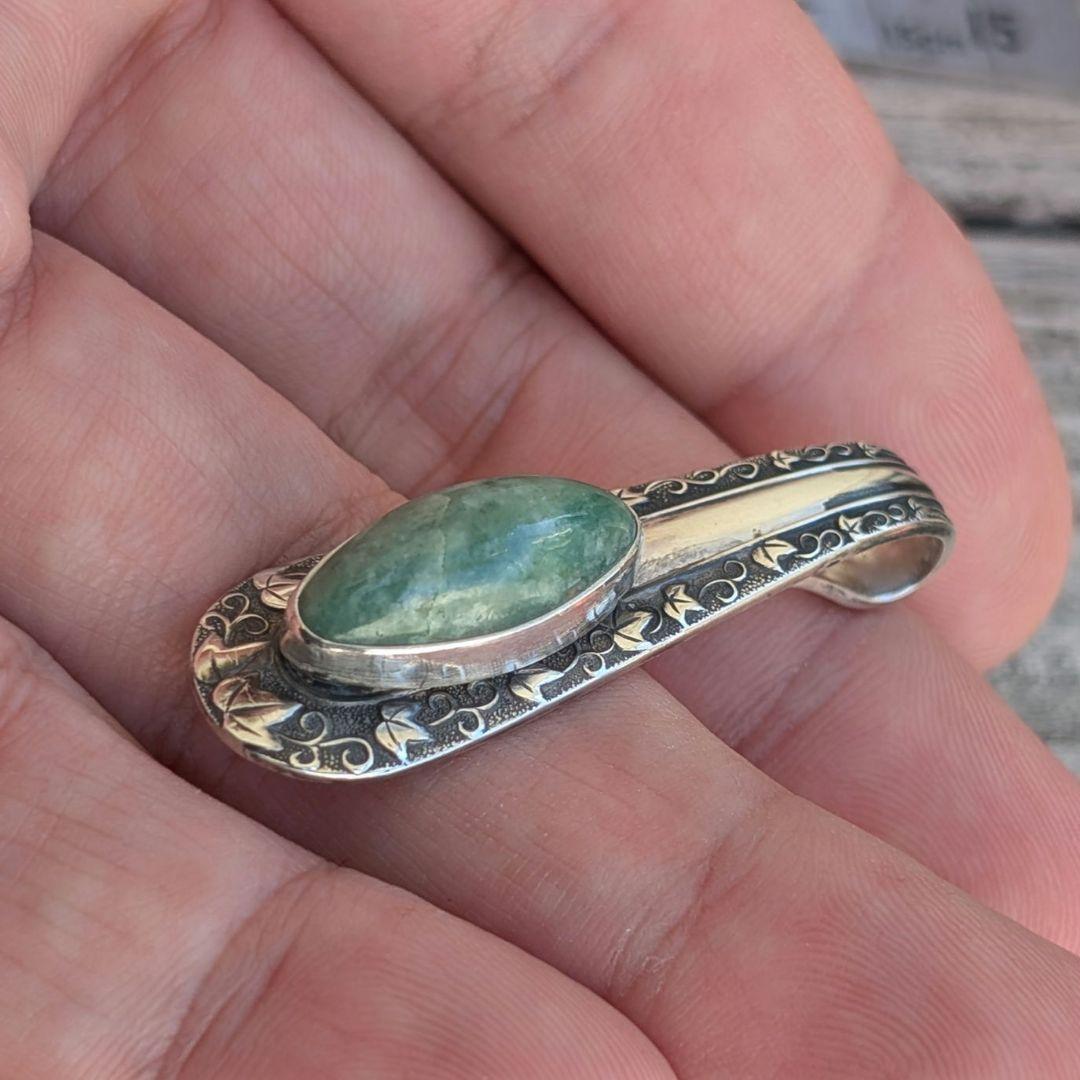 ハンドメイドの糸魚川翡翠トップ　ペンダントトップ