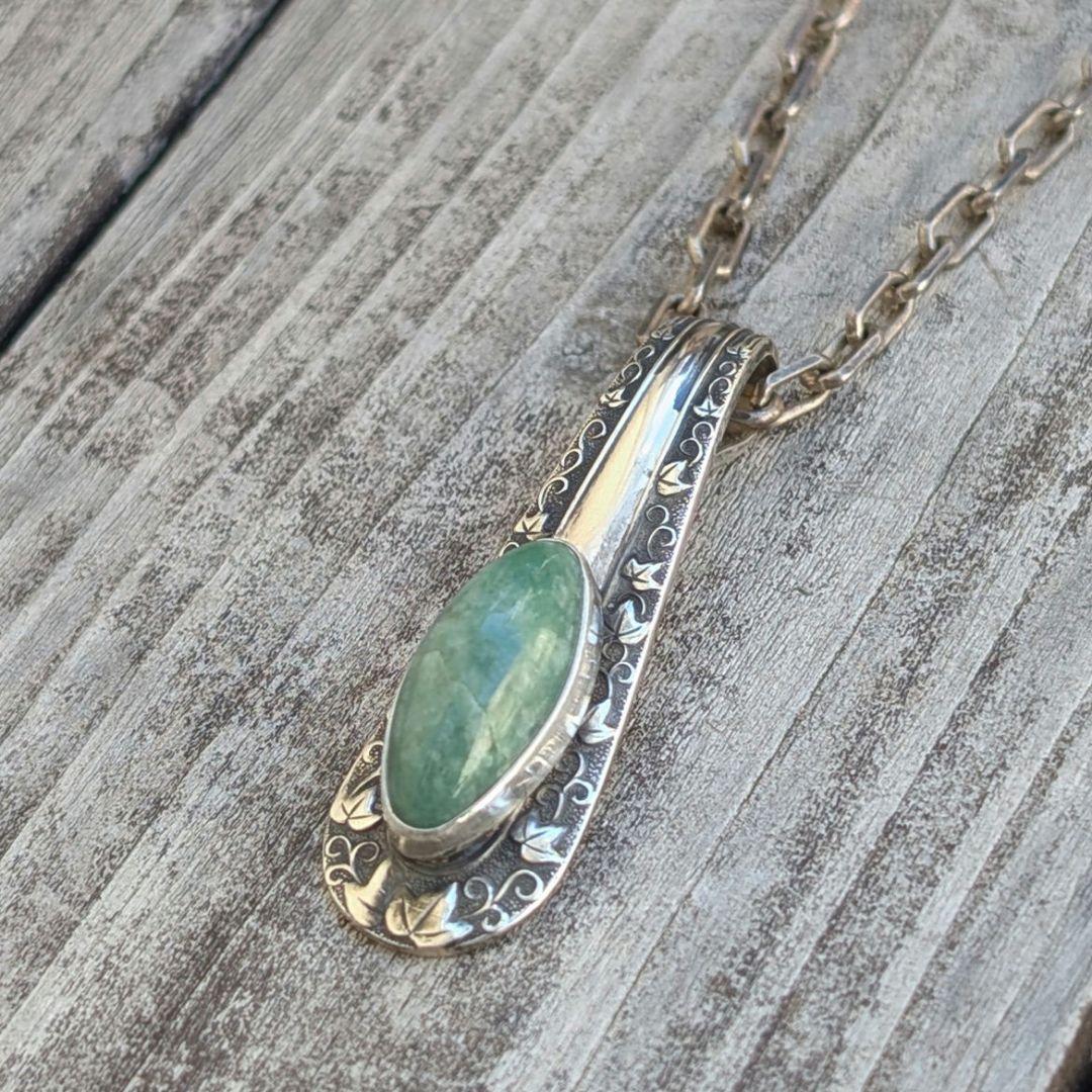 ハンドメイドの糸魚川翡翠トップ　ペンダントトップ