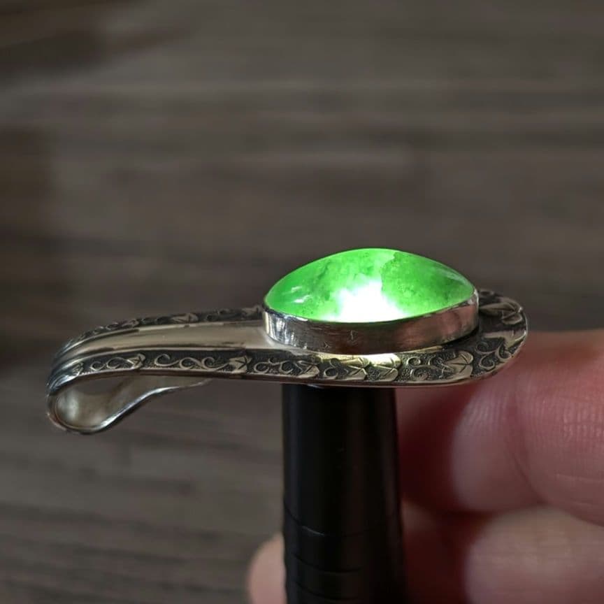 ハンドメイドの糸魚川翡翠トップ　ペンダントトップ