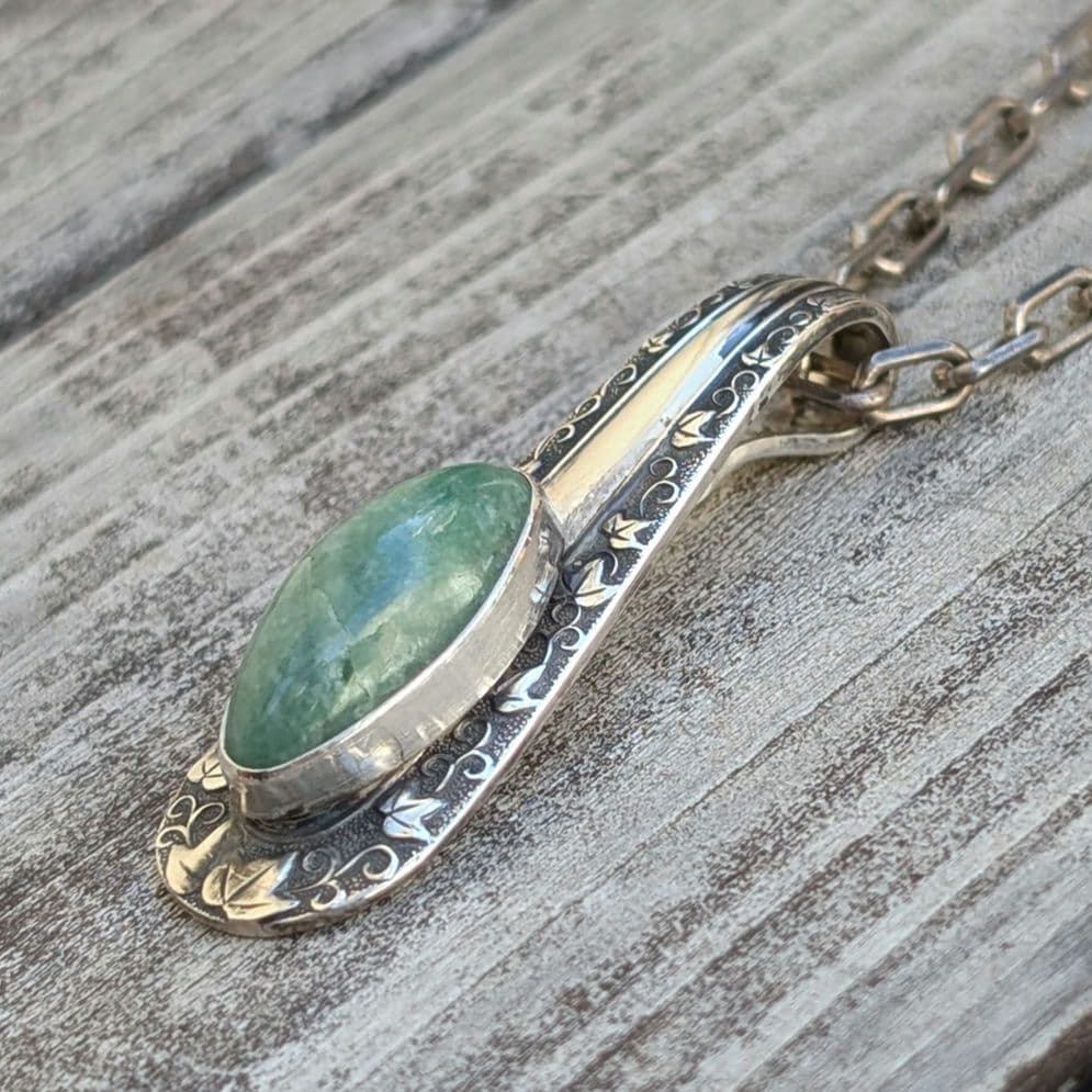 ハンドメイドの糸魚川翡翠トップ　ペンダントトップ