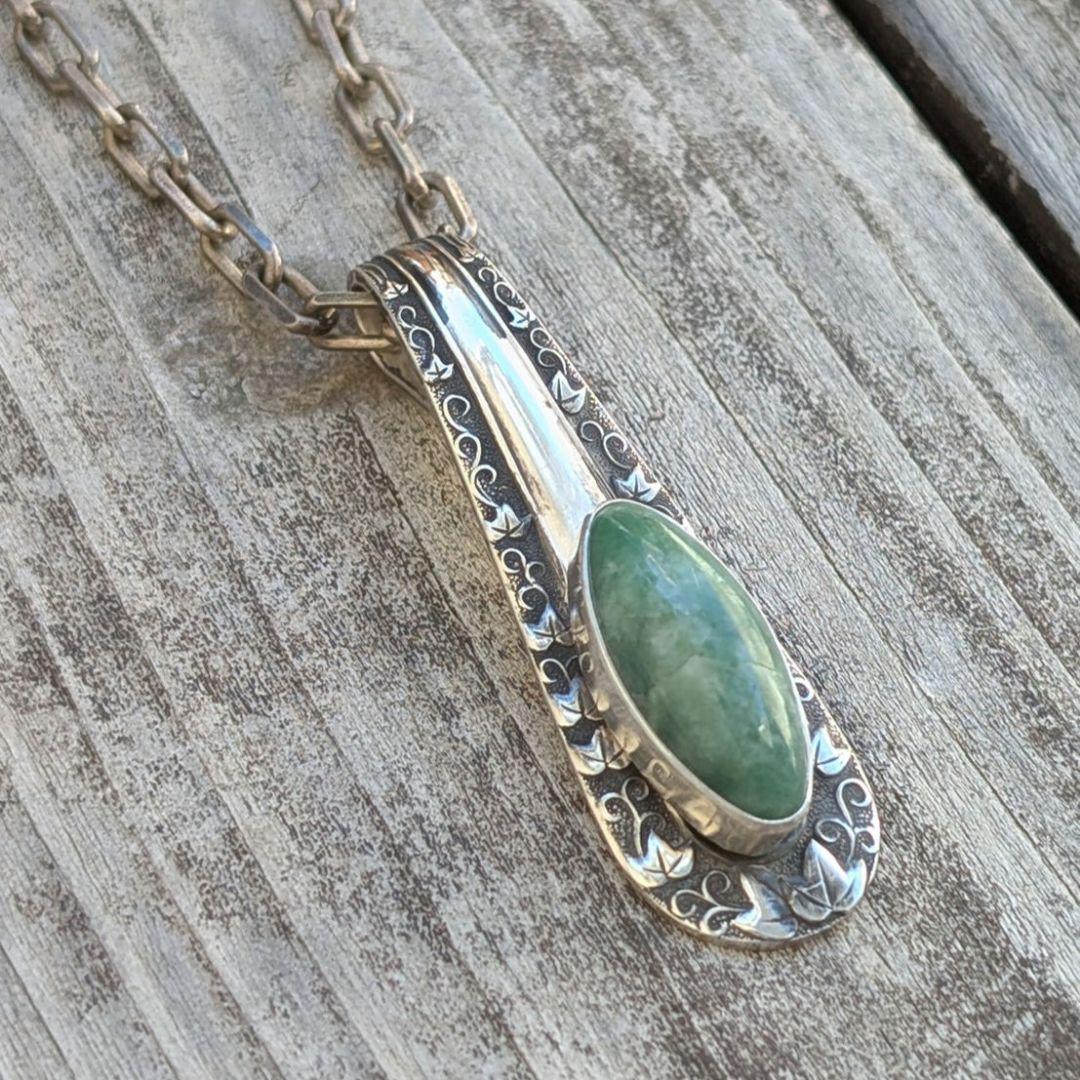 ハンドメイドの糸魚川翡翠トップ　ペンダントトップ