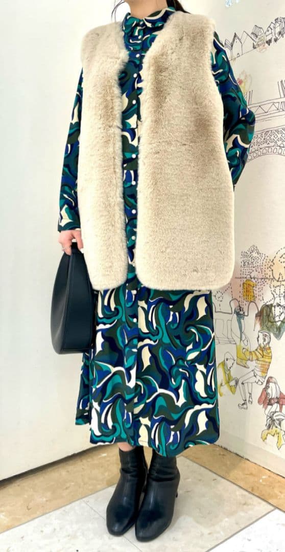 美品【l'armoire de luxe】エコファーリバーシブルベスト　ベージュ